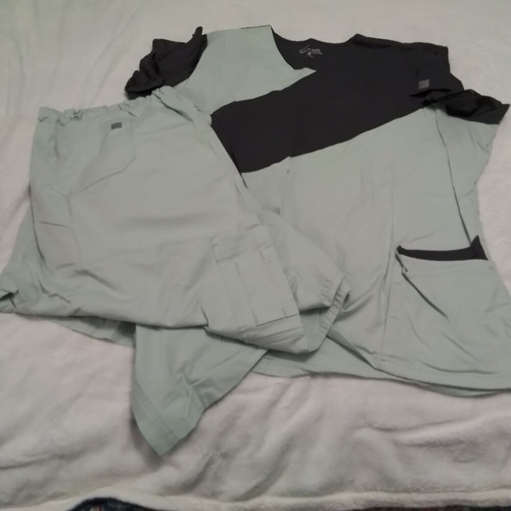 Butter Soft plus size scrub matching set size 3x.